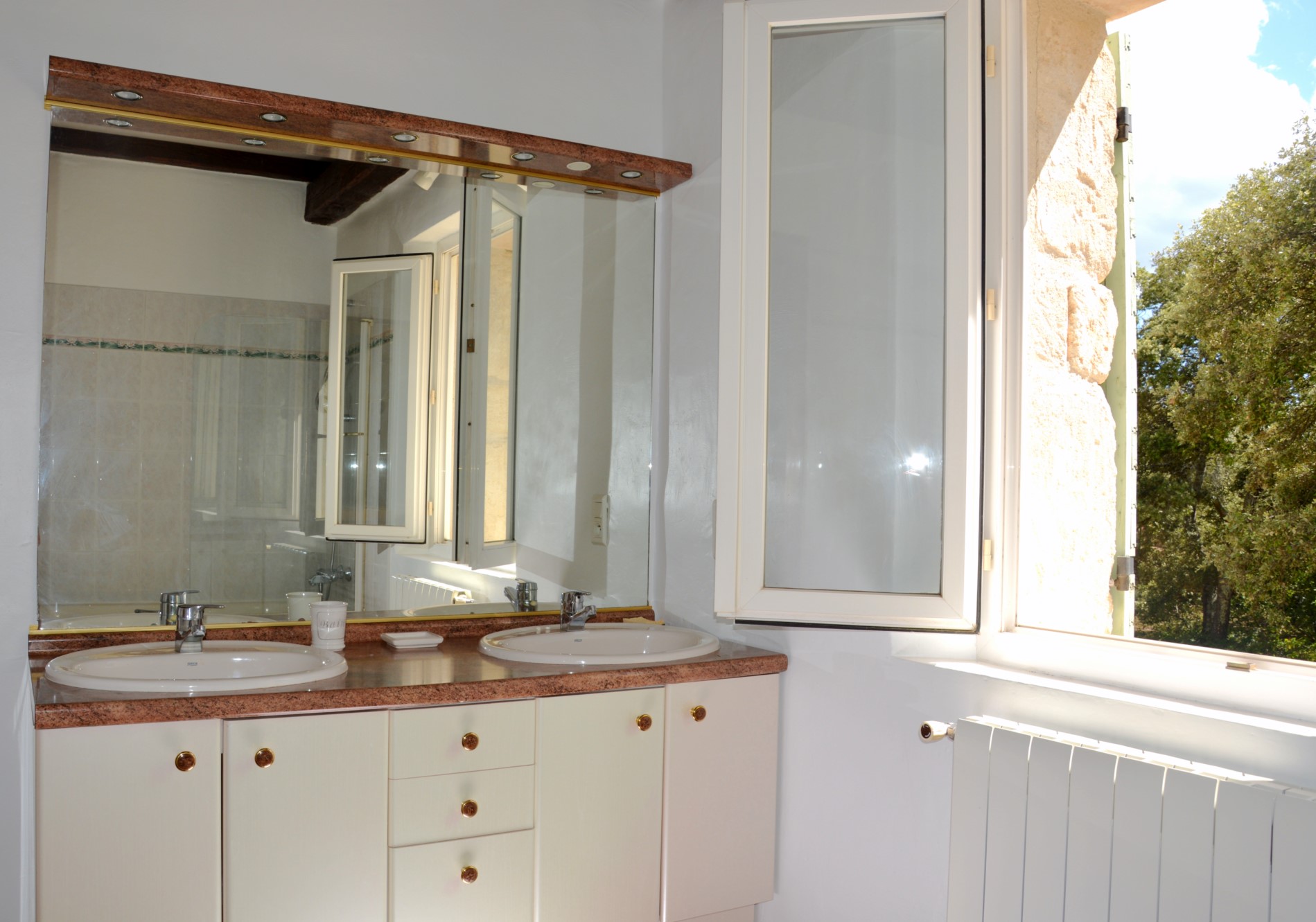 Entre Gordes & Ménerbes, belle maison en pierres avec piscine et dépendances   