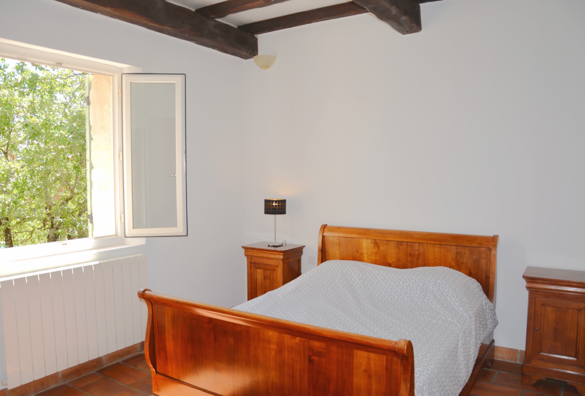 Entre Gordes & Ménerbes, belle maison en pierres avec piscine et dépendances   