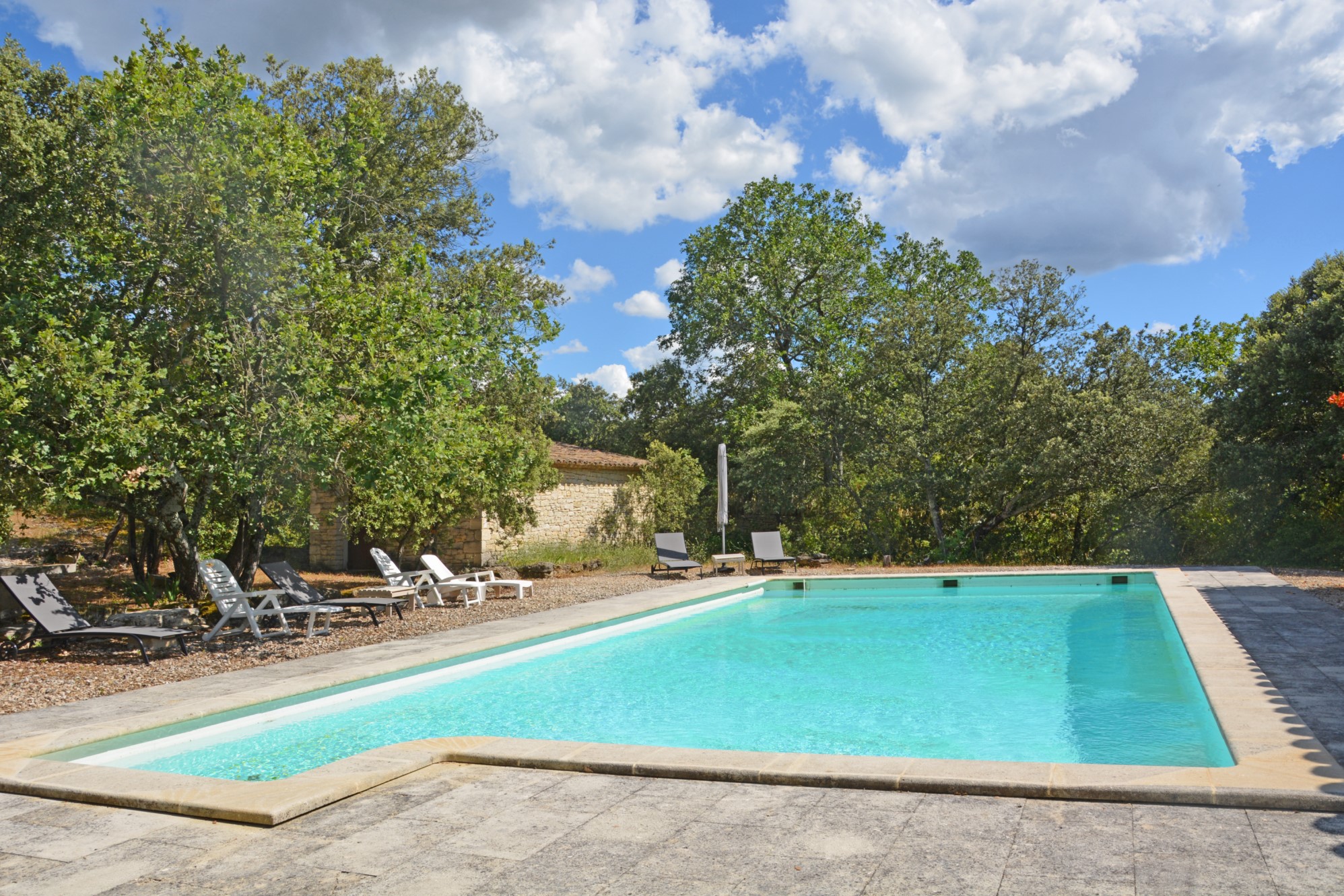 Entre Gordes & Ménerbes, belle maison en pierres avec piscine et dépendances   