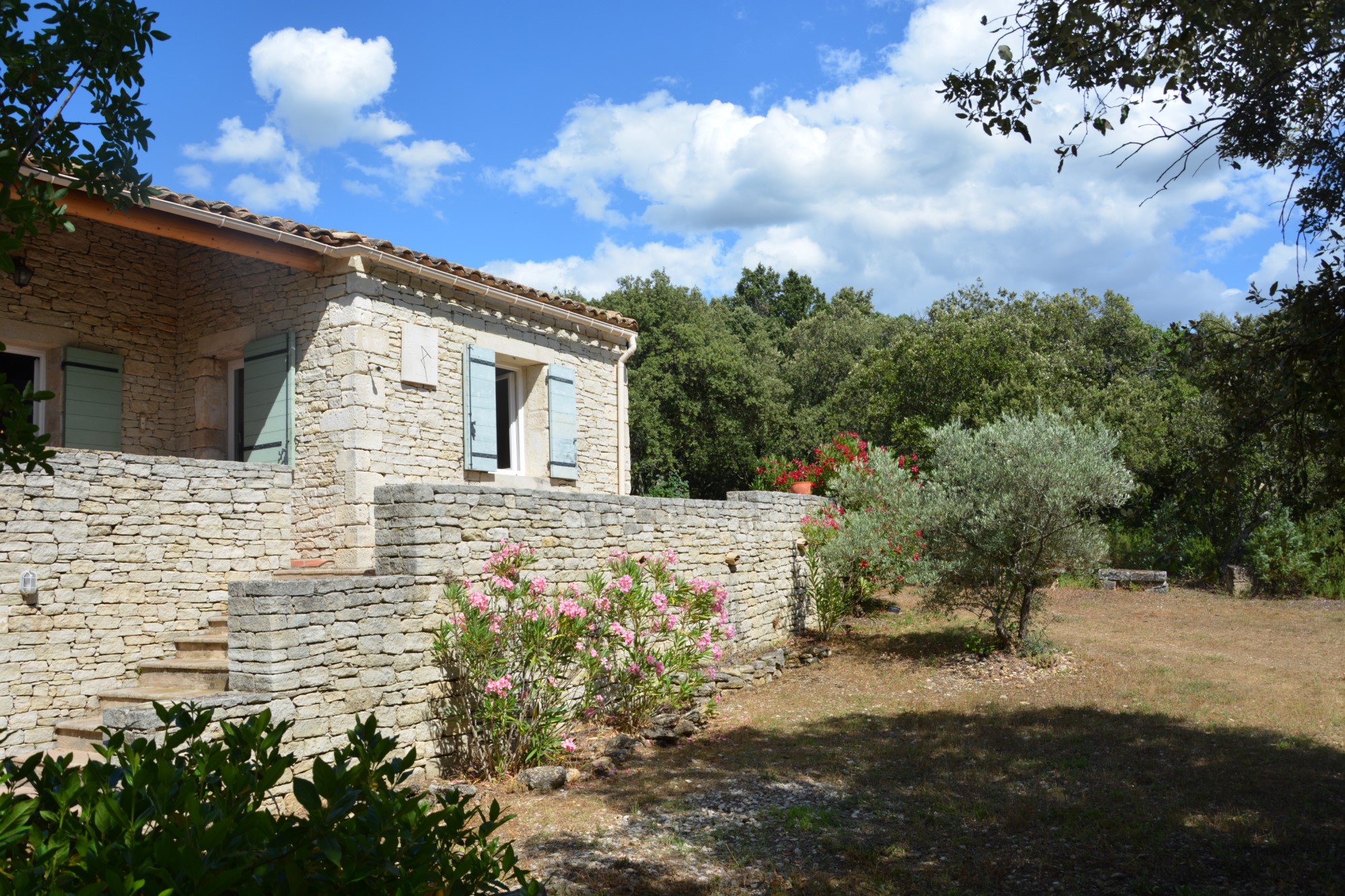Entre Gordes & Ménerbes, belle maison en pierres avec piscine et dépendances   