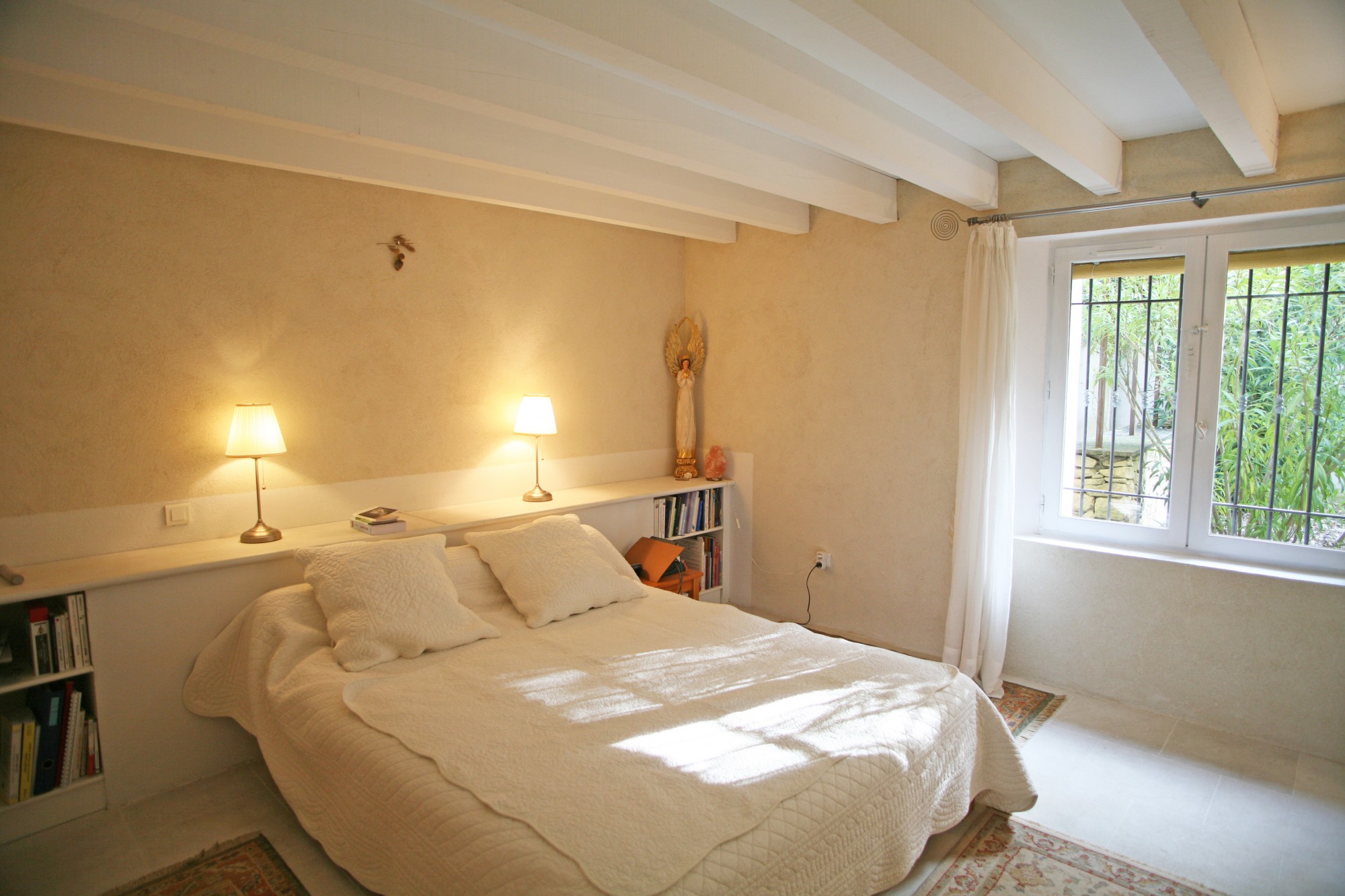 Au coeur du village de Ménerbes, très belle maison avec vue imprenable et piscine   
