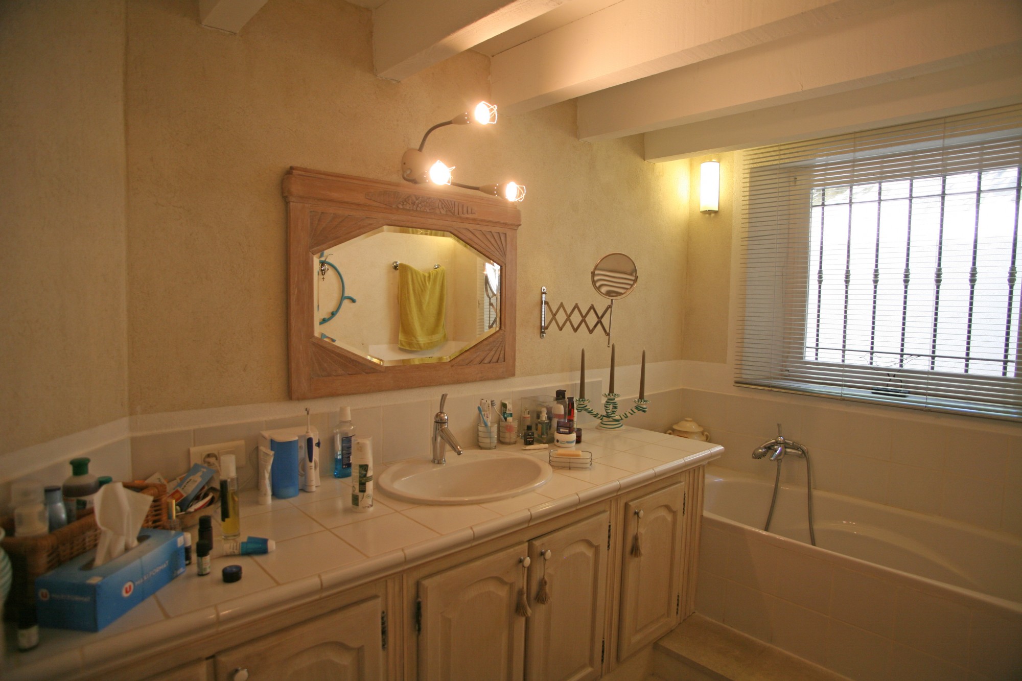 Au coeur du village de Ménerbes, très belle maison avec vue imprenable et piscine   