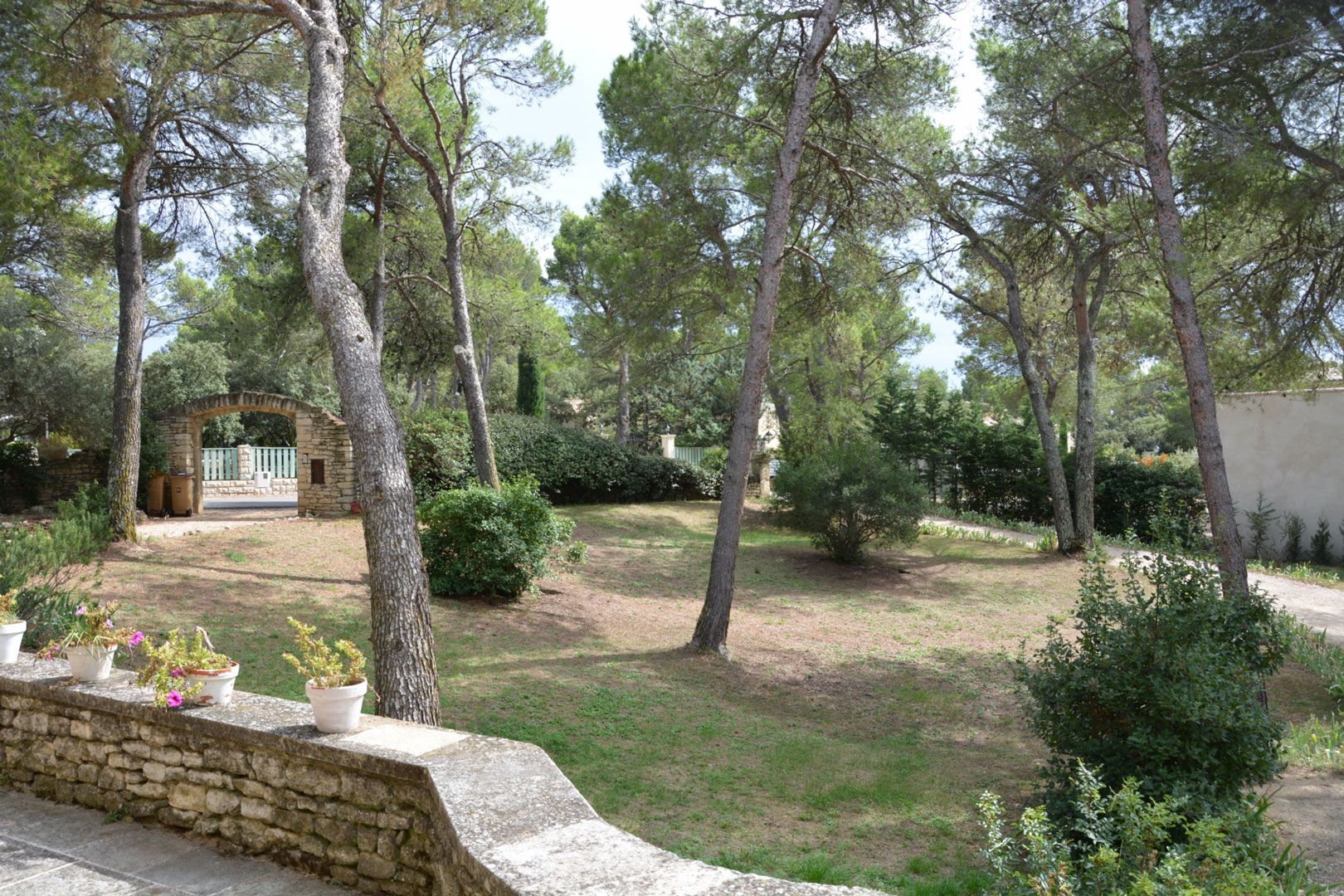 Luberon, maison traditionnelle en pierres sur 2 500 m² de terrain à vendre   