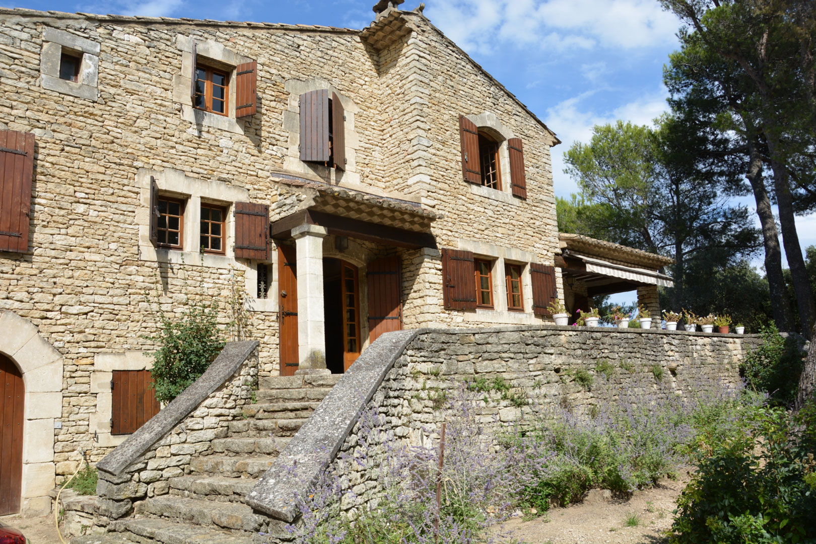 Luberon, maison traditionnelle en pierres sur 2 500 m² de terrain à vendre   