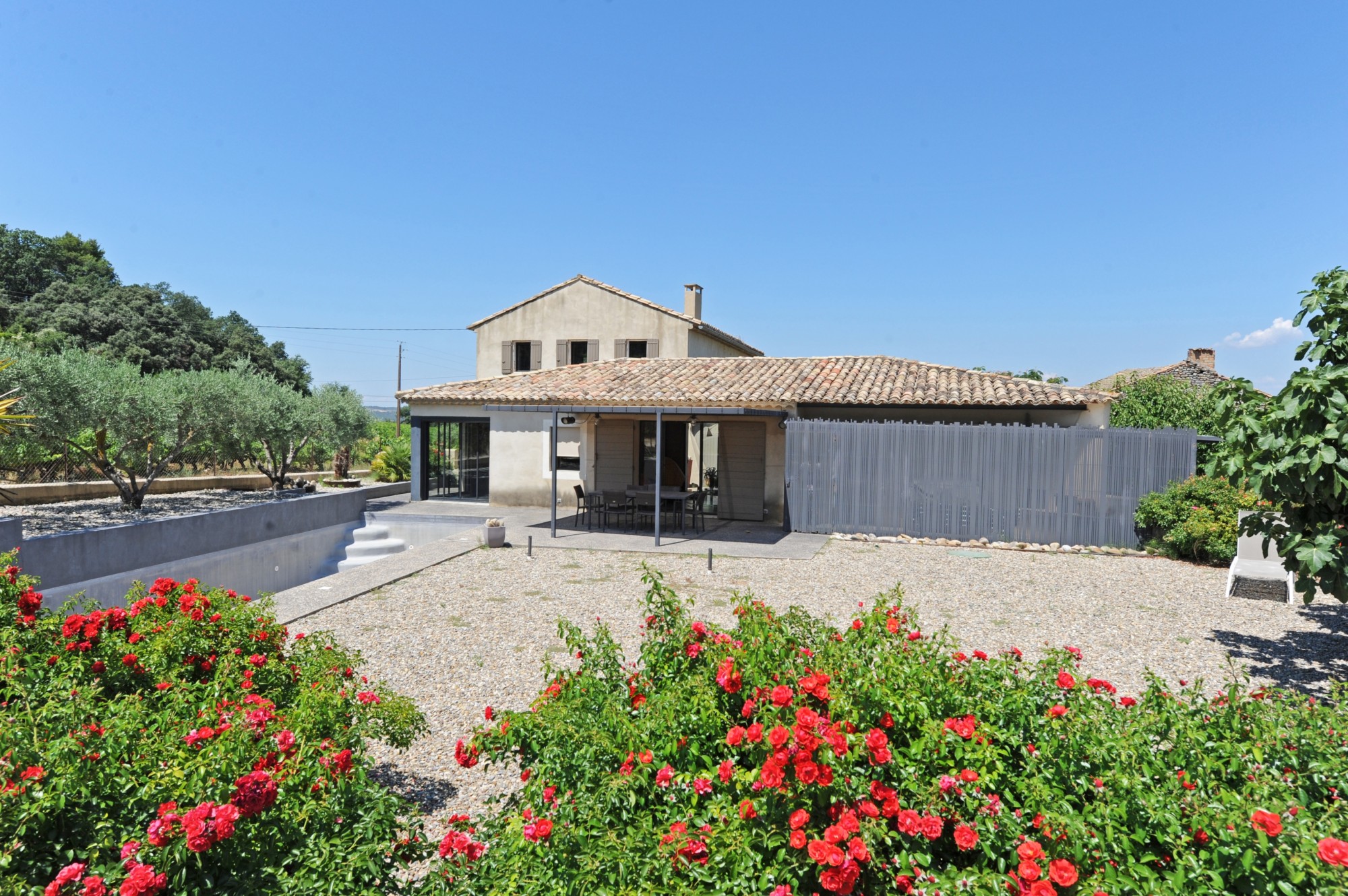 Luberon, mazet contemporain avec piscine au milieu des vignes    