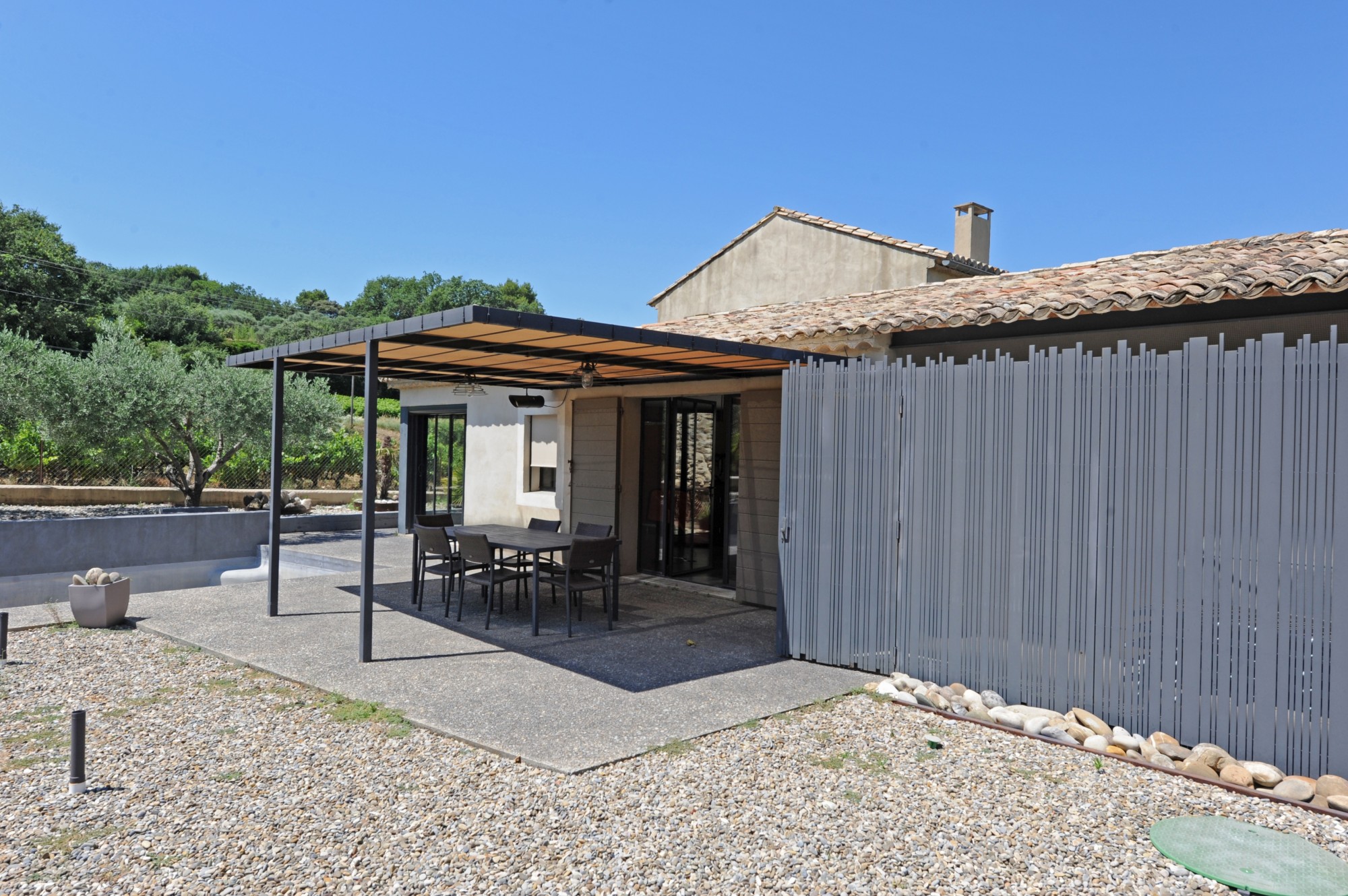 Luberon, mazet contemporain avec piscine au milieu des vignes    