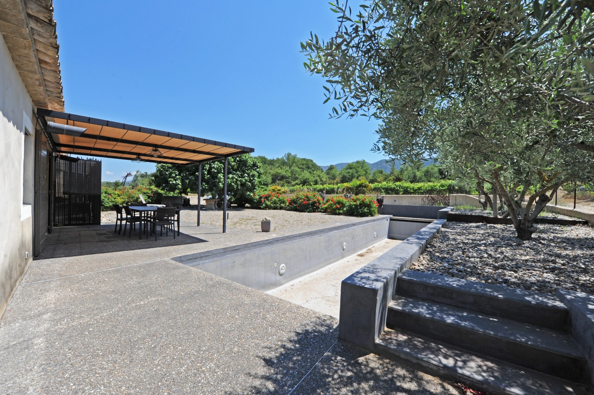 Luberon, mazet contemporain avec piscine au milieu des vignes    