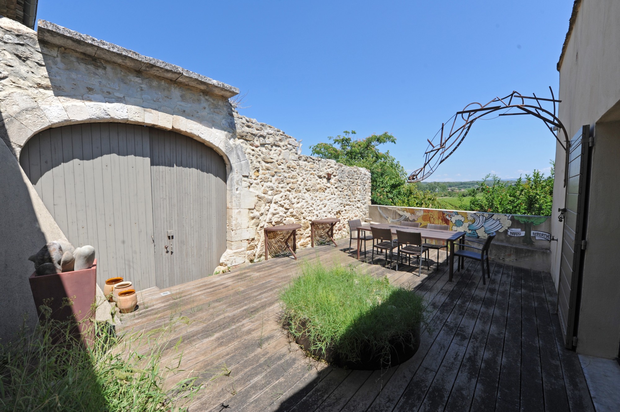 Luberon, mazet contemporain avec piscine au milieu des vignes    
