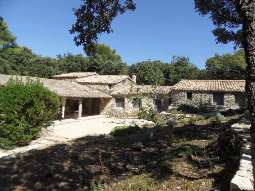 Belle bergerie avec piscine au cœur d'un écrin de chênes verts   