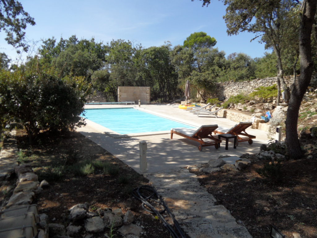 Belle bergerie avec piscine au cœur d'un écrin de chênes verts   