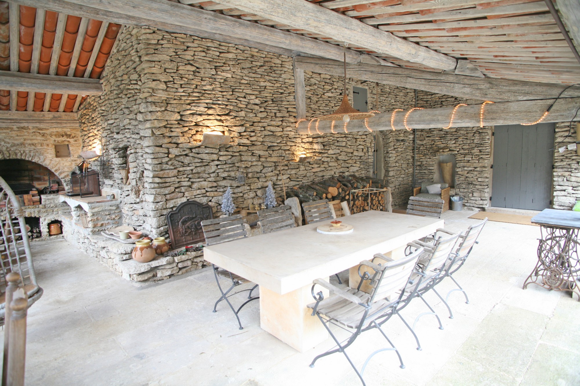 Belle bergerie avec piscine au cœur d'un écrin de chênes verts   