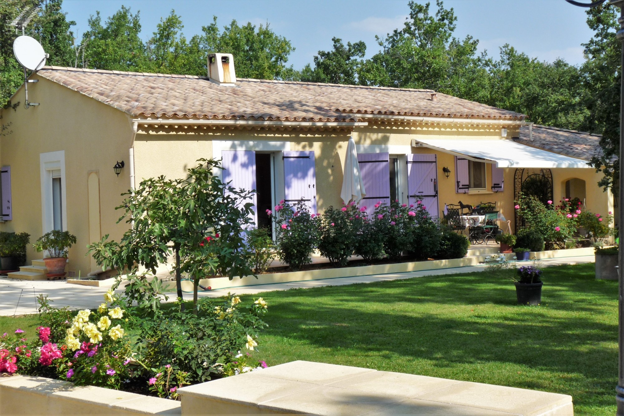 En Luberon, au cœur d’une chênaie, maison avec dépendances et piscine.   
