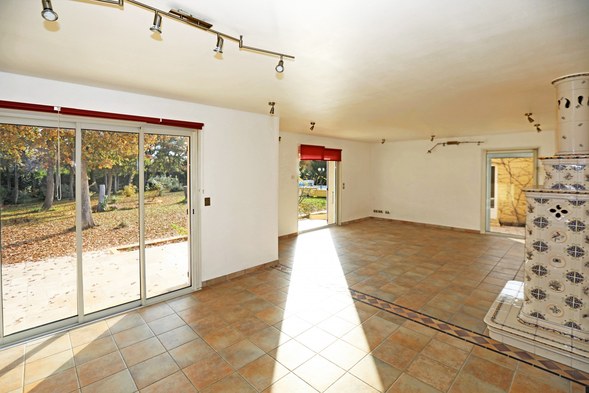 En Luberon, au cœur d’une chênaie, maison avec dépendances et piscine.   