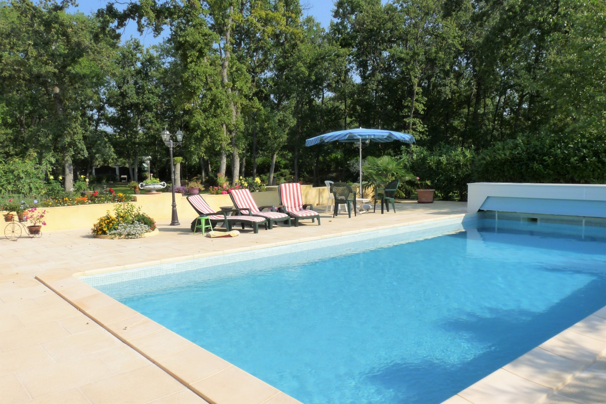En Luberon, au cœur d’une chênaie, maison avec dépendances et piscine.   
