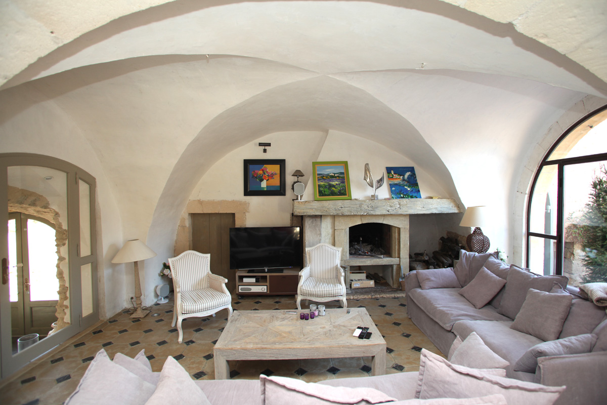 En vente en Provence, en Luberon,  domaine du XVIIème siècle entièrement rénové, constitué de plusieurs bâtiments  pour un ensemble de 1100 m² sur un terrain de 10 hectares 