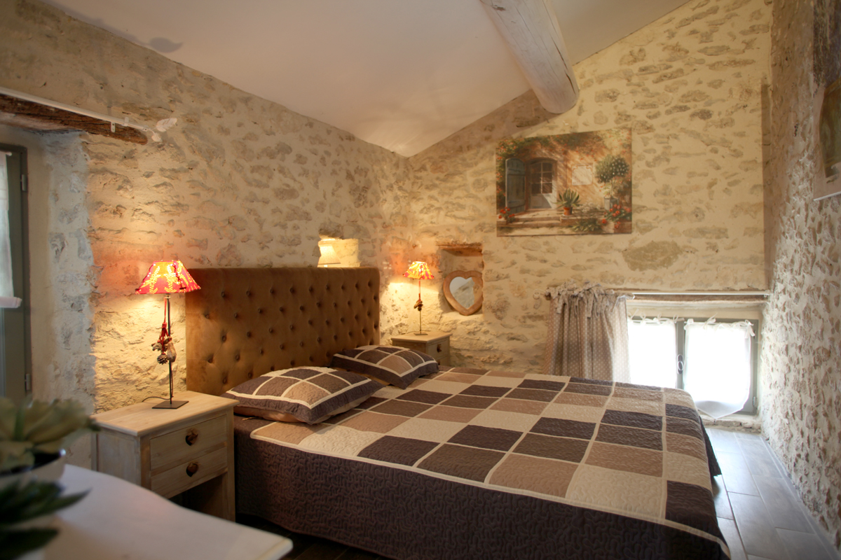 En vente en Provence, en Luberon,  domaine du XVIIème siècle entièrement rénové, constitué de plusieurs bâtiments  pour un ensemble de 1100 m² sur un terrain de 10 hectares 