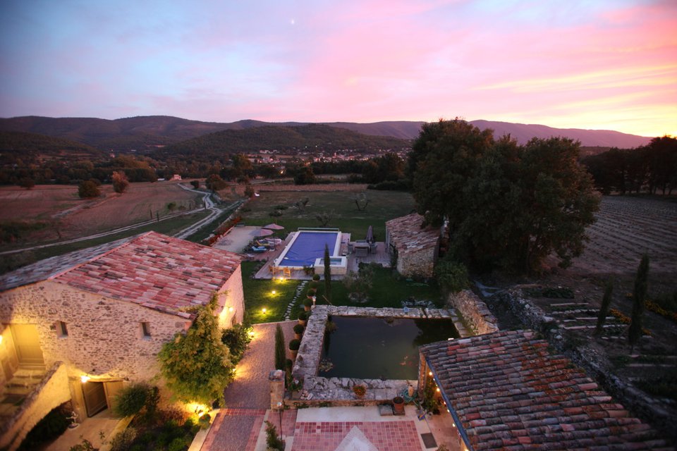 En vente en Provence, en Luberon,  domaine du XVIIème siècle entièrement rénové, constitué de plusieurs bâtiments  pour un ensemble de 1100 m² sur un terrain de 10 hectares 