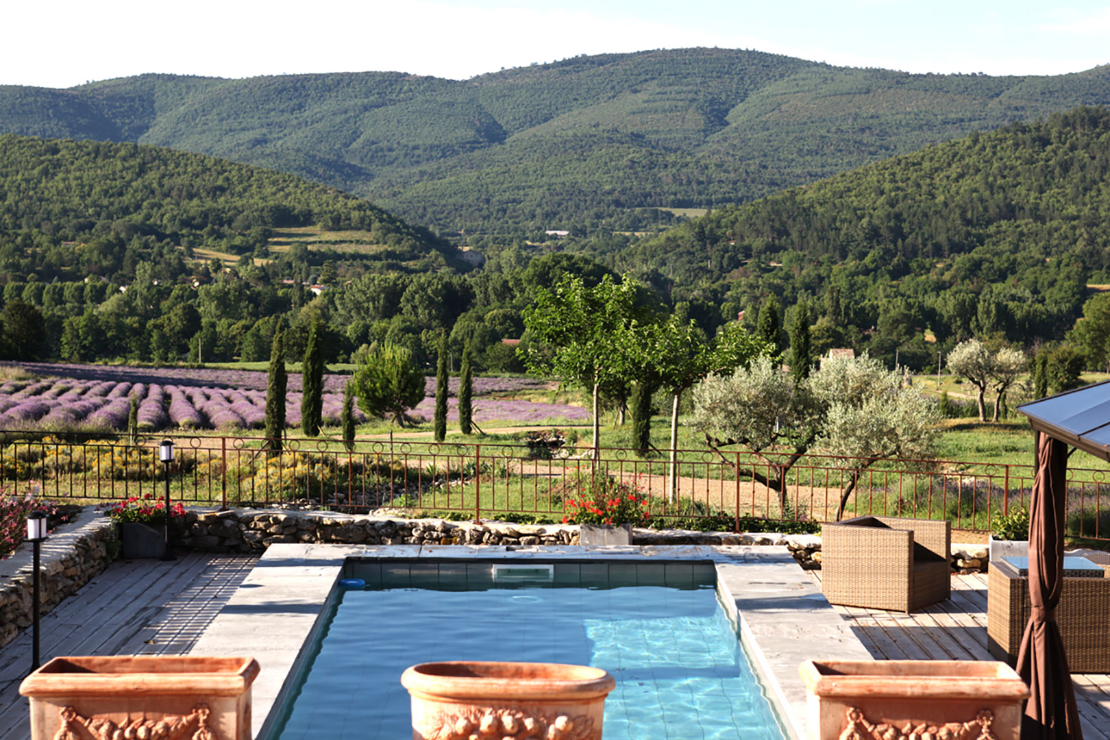 En vente en Provence, en Luberon,  domaine du XVIIème siècle entièrement rénové, constitué de plusieurs bâtiments  pour un ensemble de 1100 m² sur un terrain de 10 hectares 