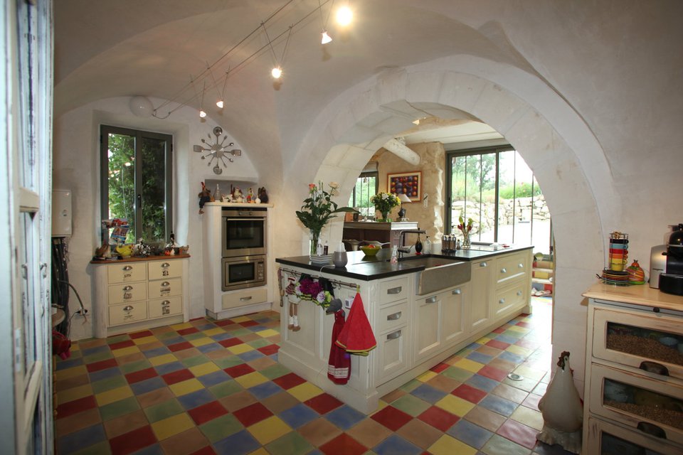 En vente en Provence, en Luberon,  domaine du XVIIème siècle entièrement rénové, constitué de plusieurs bâtiments  pour un ensemble de 1100 m² sur un terrain de 10 hectares 