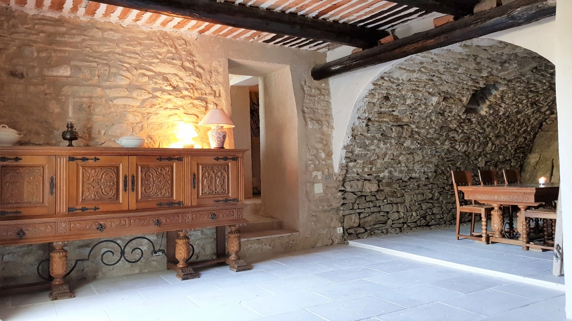 Maison de village du XVIIème siècle avec piscine à Lagnes   