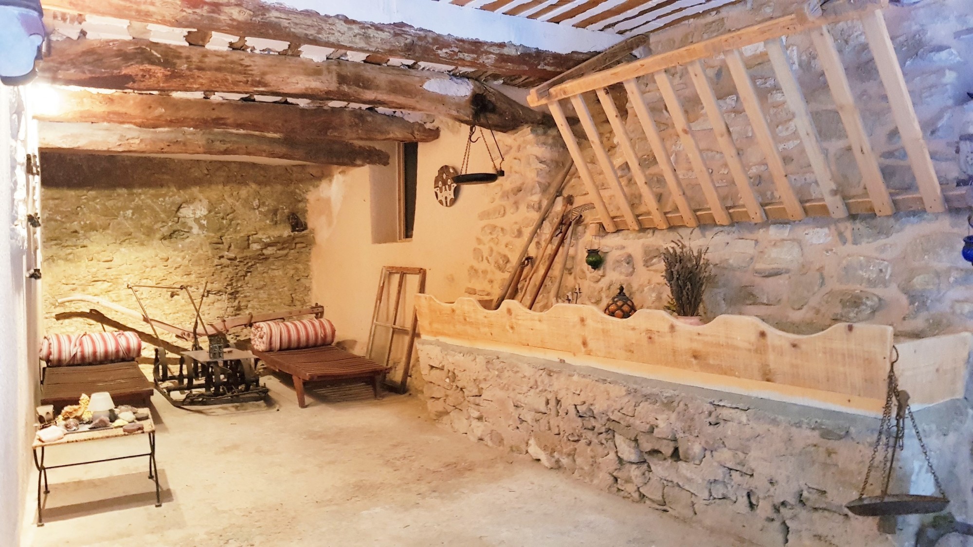 Maison de village du XVIIème siècle avec piscine à Lagnes   