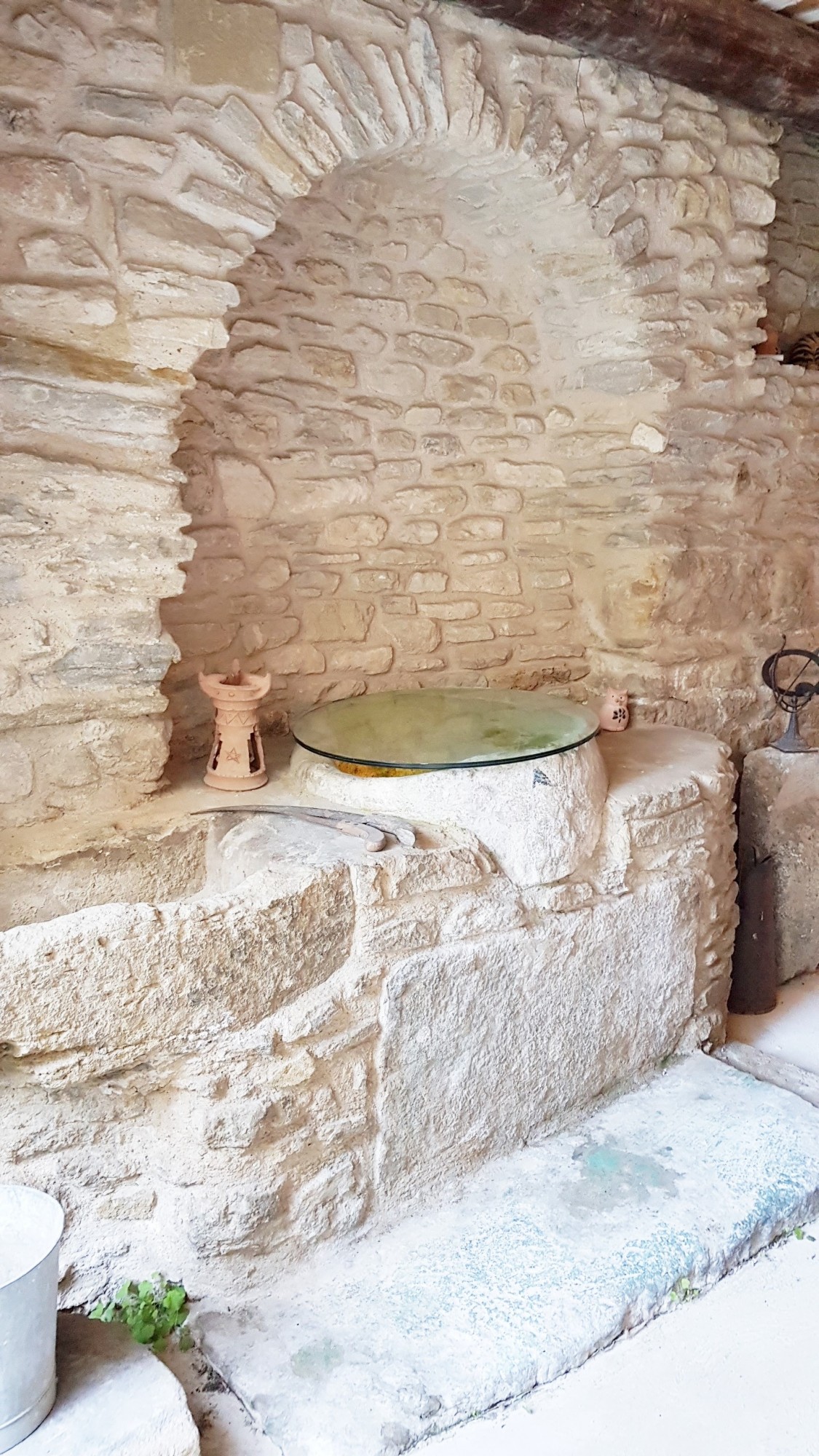 Maison de village du XVIIème siècle avec piscine à Lagnes   