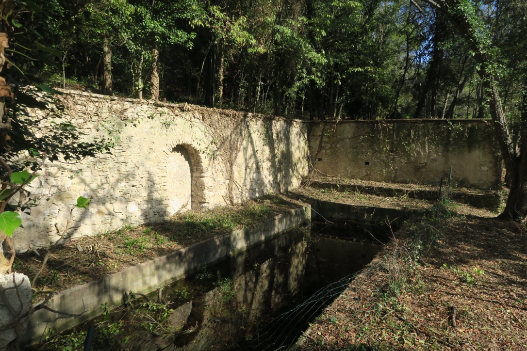 A restaurer en Provence : maison troglodyte de caractère    