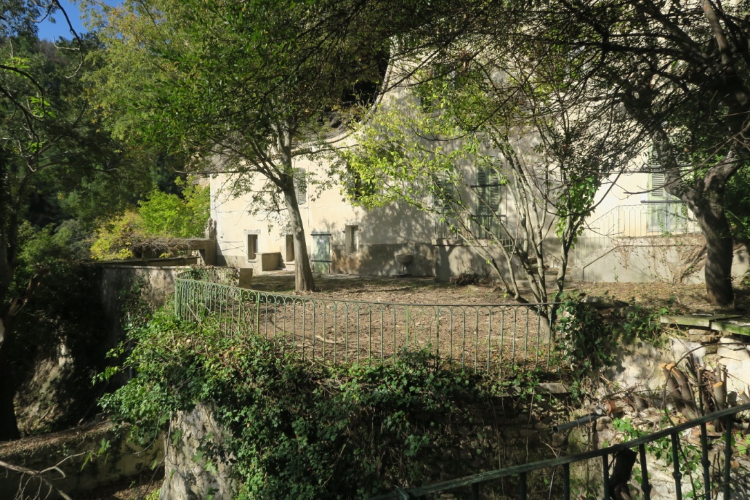 A restaurer en Provence : maison troglodyte de caractère    