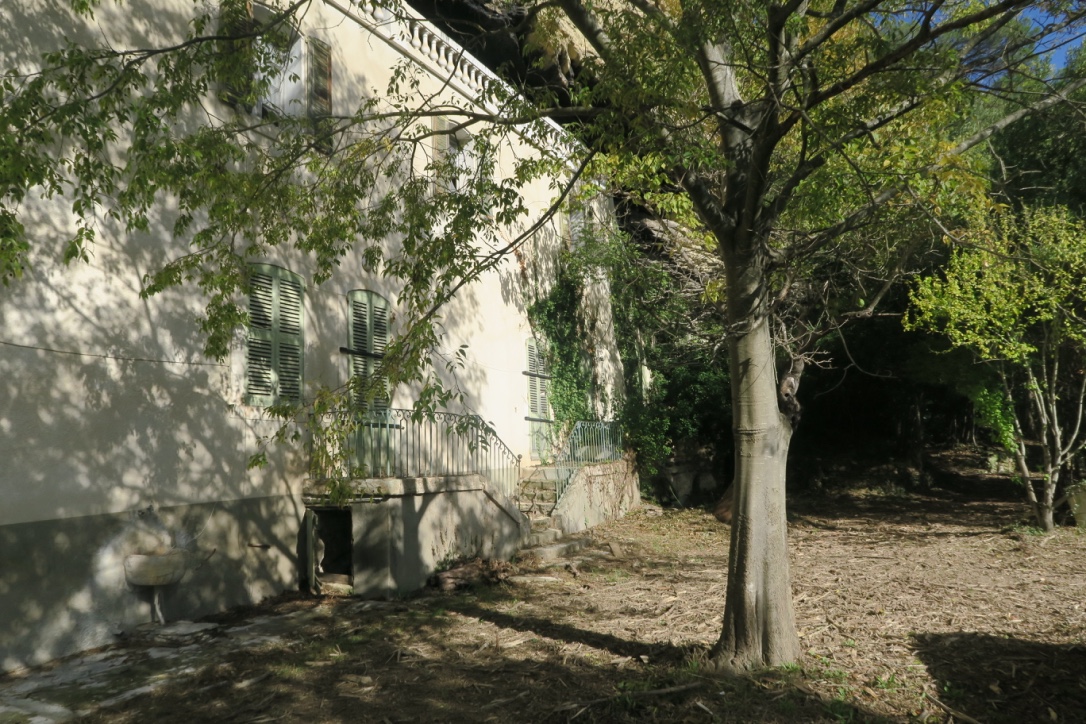 A restaurer en Provence : maison troglodyte de caractère    