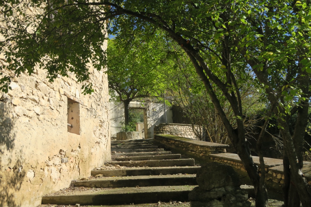 A restaurer en Provence : maison troglodyte de caractère    