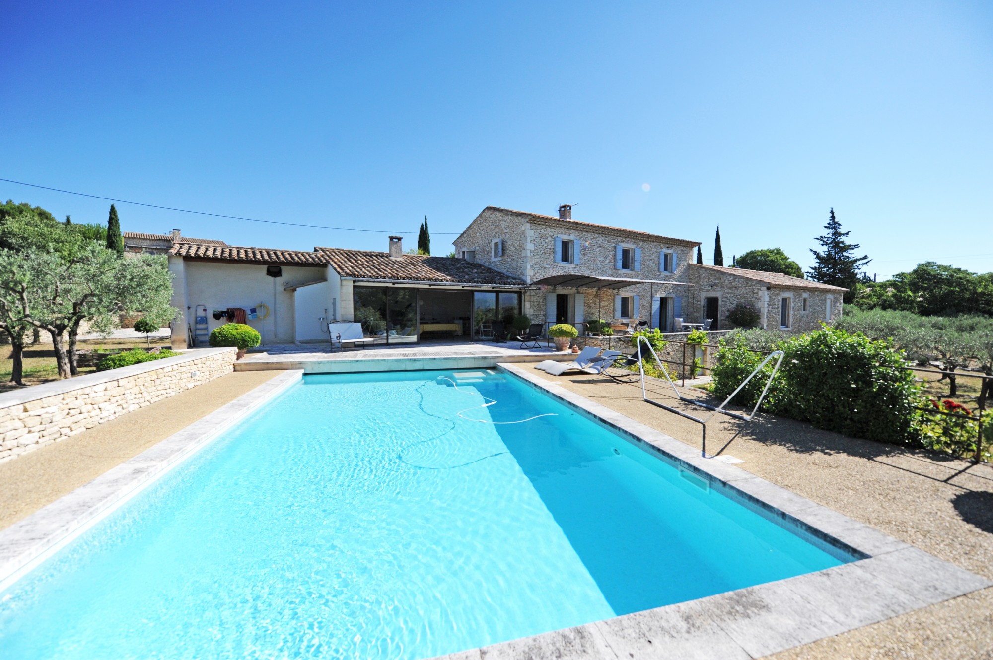 Gordes : maison en pierres avec piscine et superbes vues   