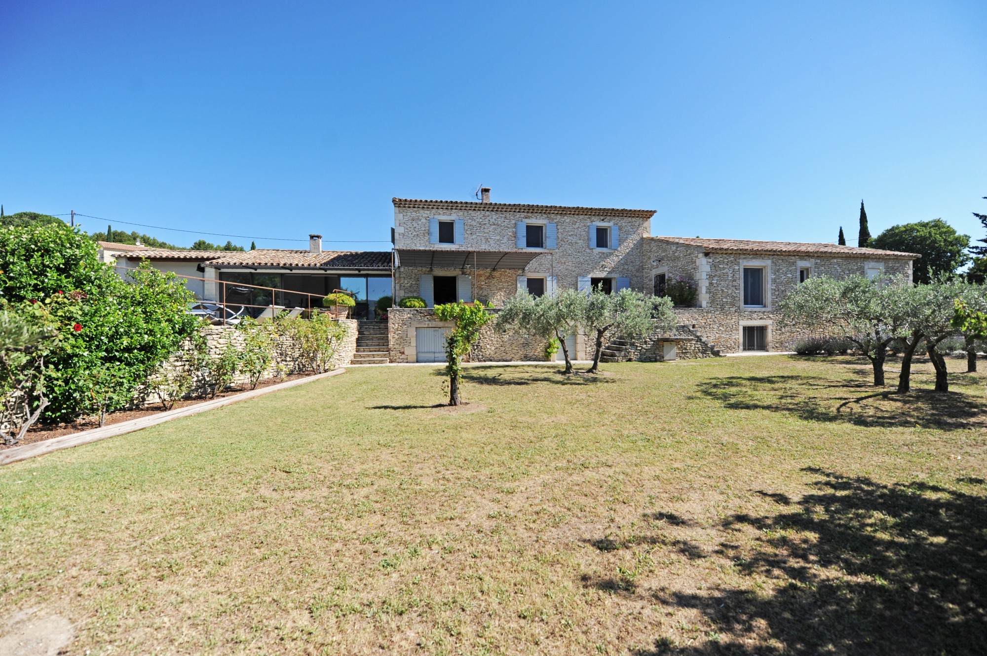 Gordes : maison en pierres avec piscine et superbes vues   