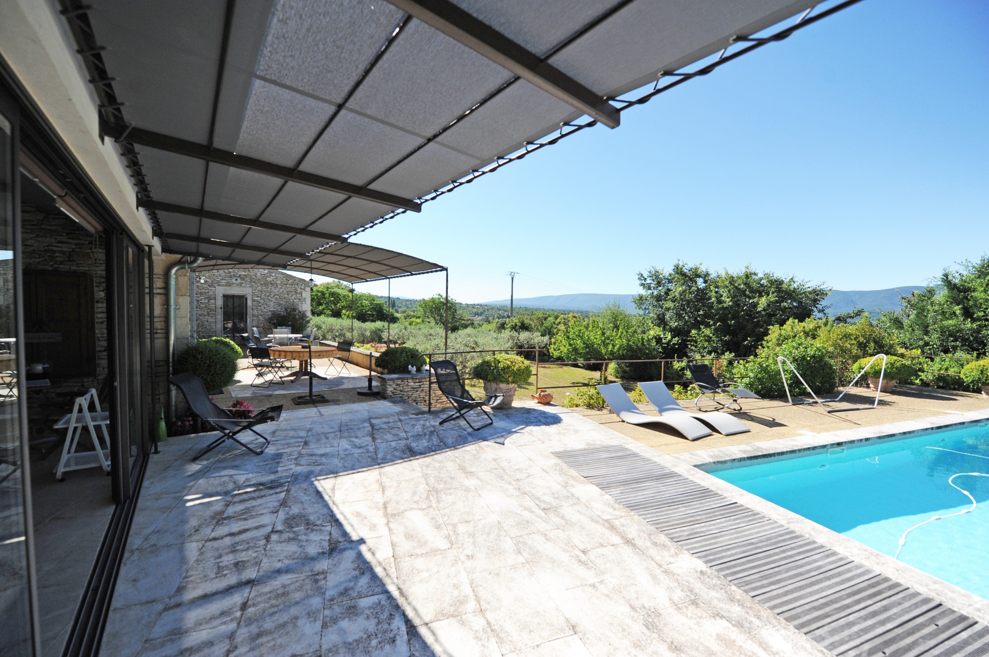 Gordes : maison en pierres avec piscine et superbes vues   