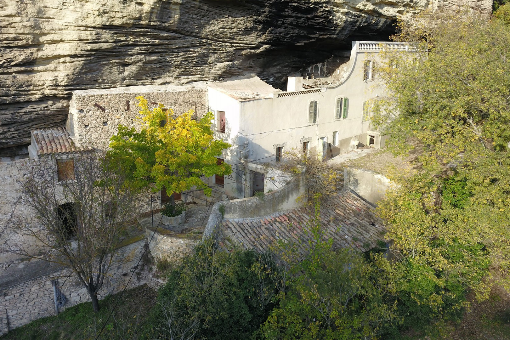 A restaurer en Provence : maison troglodyte de caractère    