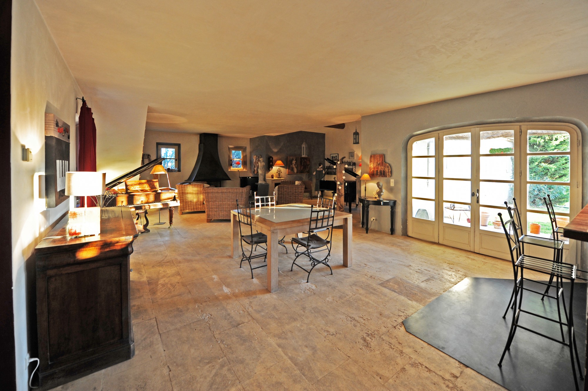 Proche Gordes, maison récente avec piscine et dépendance   