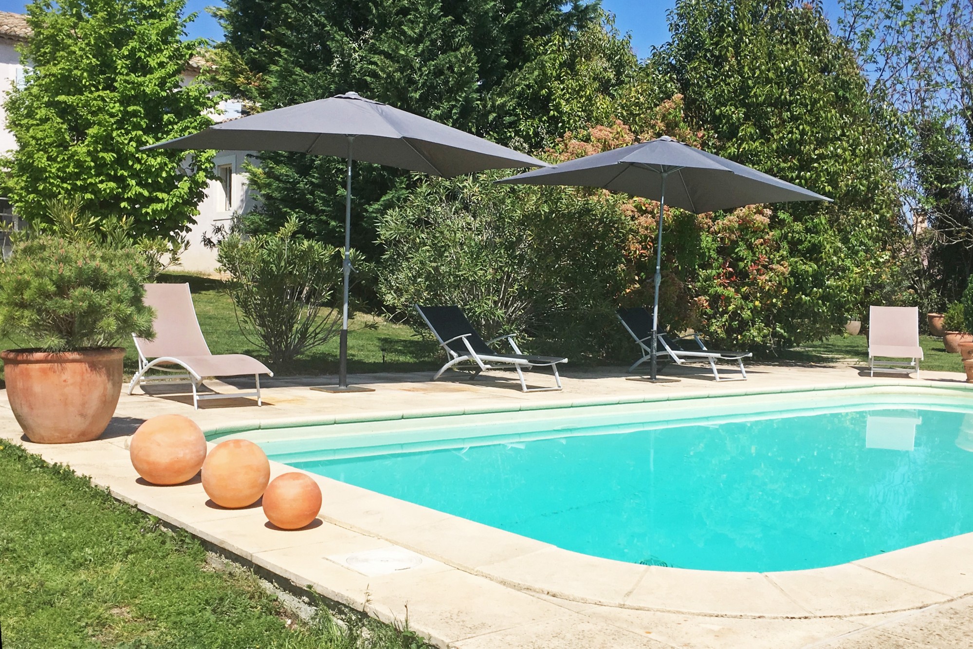 Proche Gordes, maison récente avec piscine et dépendance   