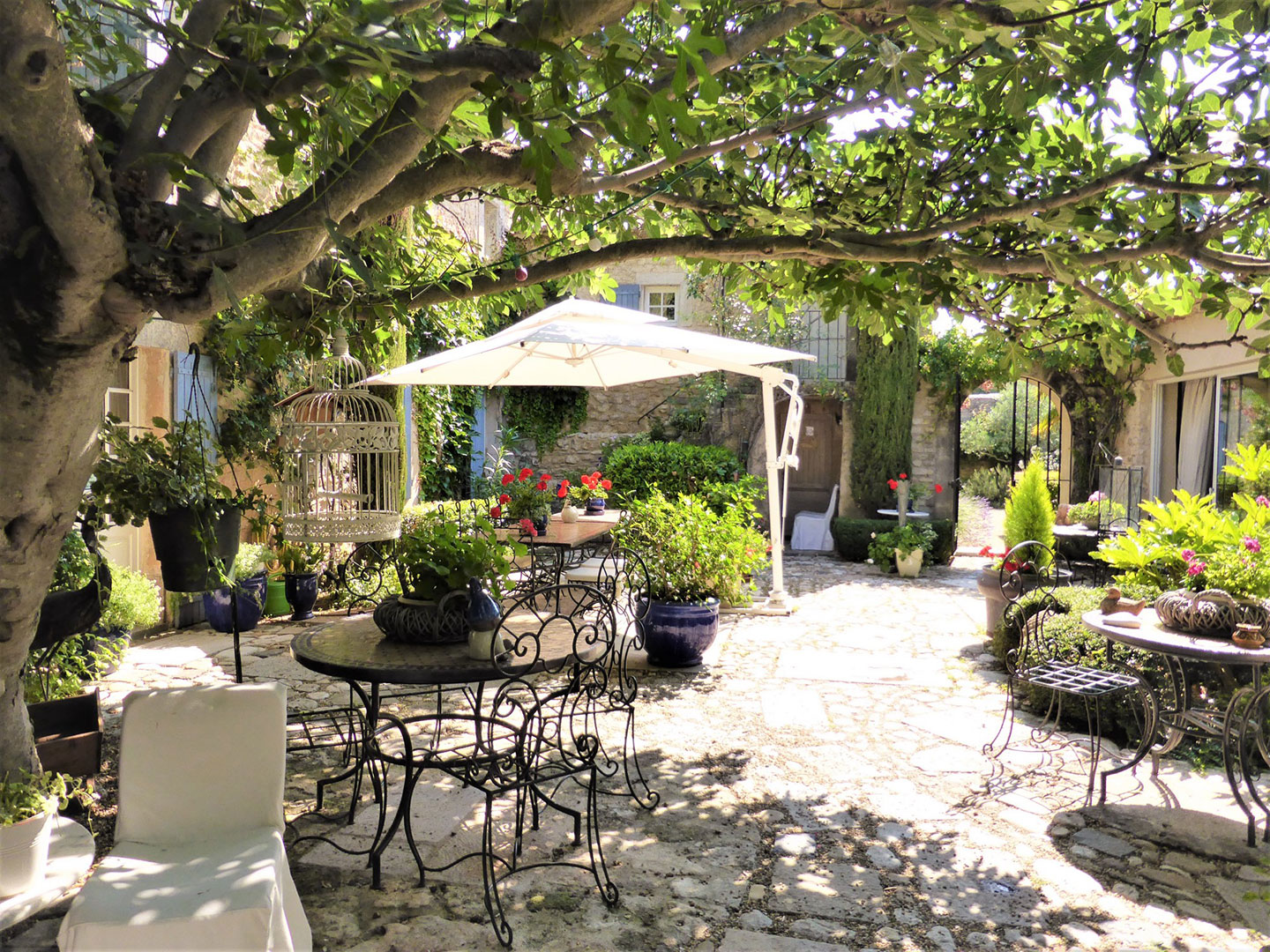 Mas en pierre du 17ème siècle situé sur la commune de Goult   