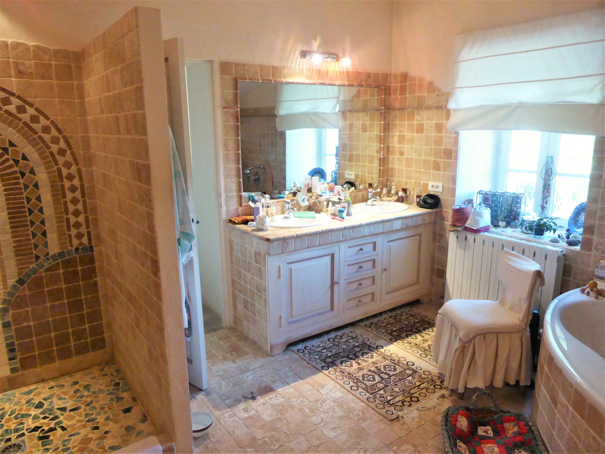 Mas en pierre du 17ème siècle situé sur la commune de Goult   