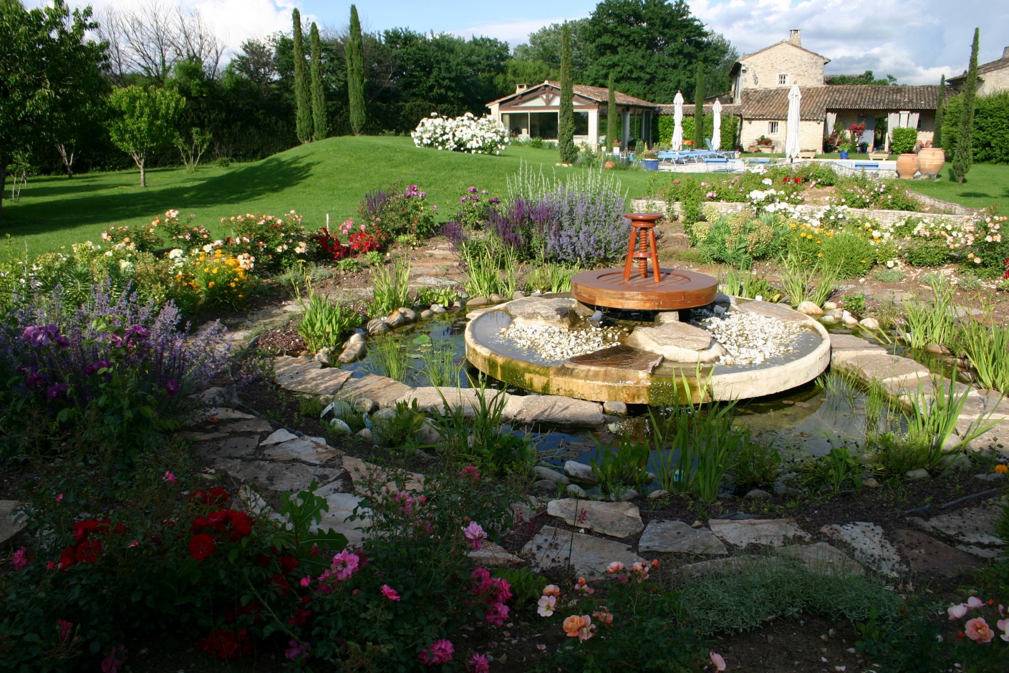 Mas en pierre du 17ème siècle situé sur la commune de Goult   