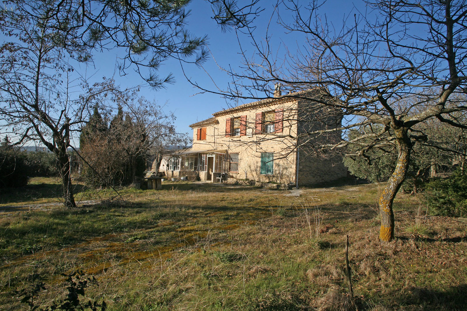 Mas à deux pas du village de Gordes au milieu des oliviers   