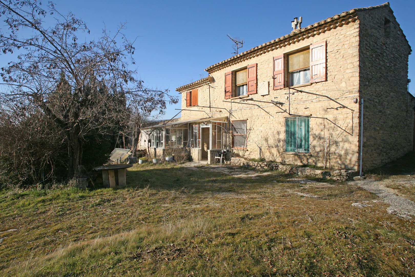 Mas à deux pas du village de Gordes au milieu des oliviers   