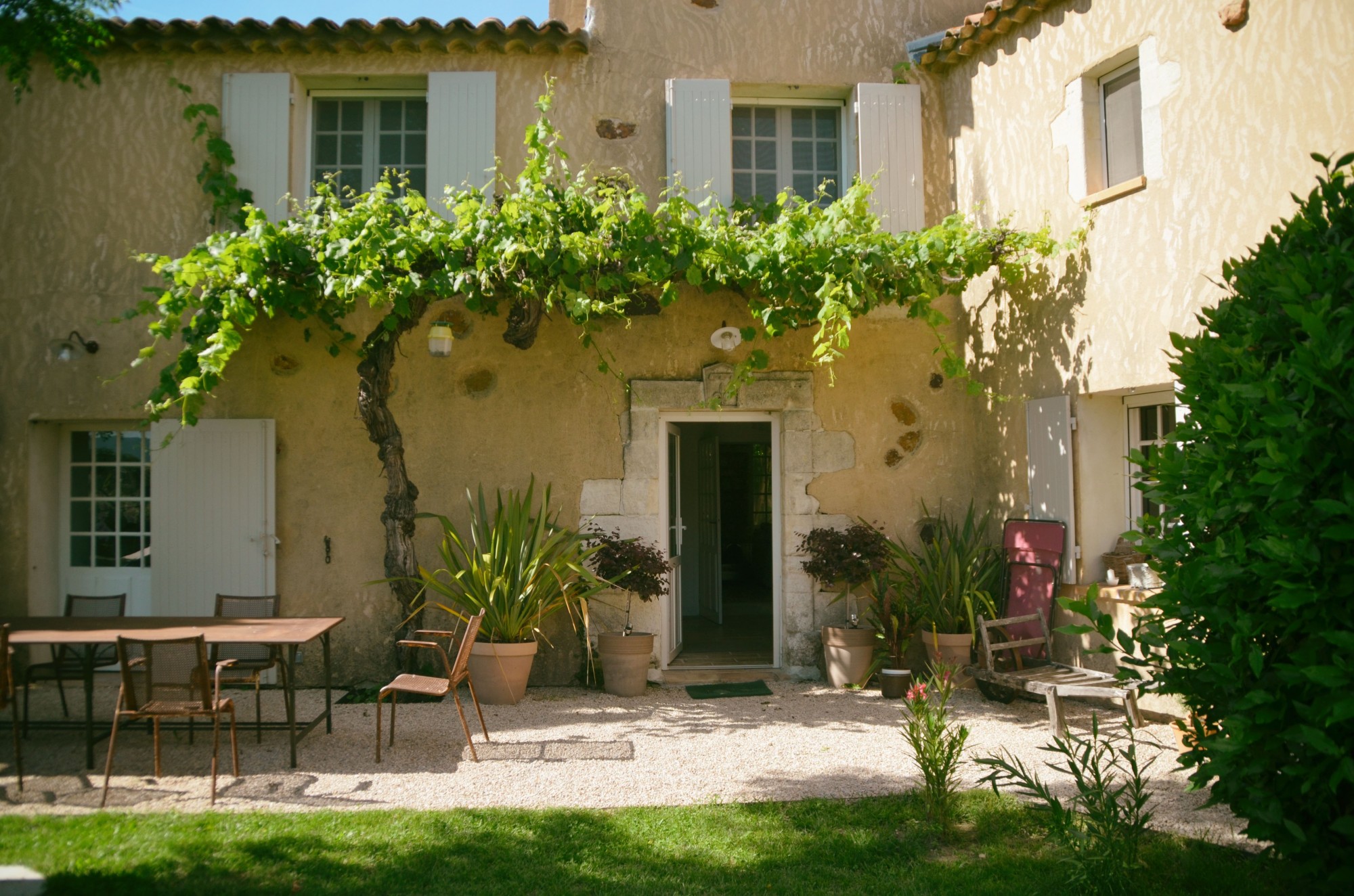 Roussillon, très belle maison de hameau avec piscine   