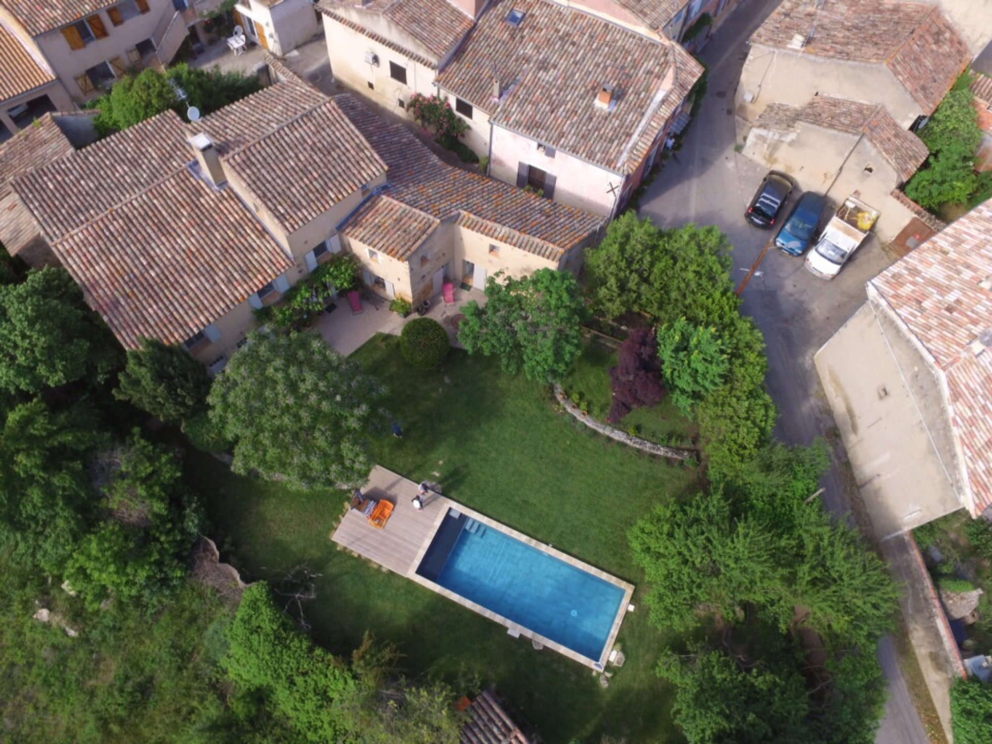 Roussillon, très belle maison de hameau avec piscine   