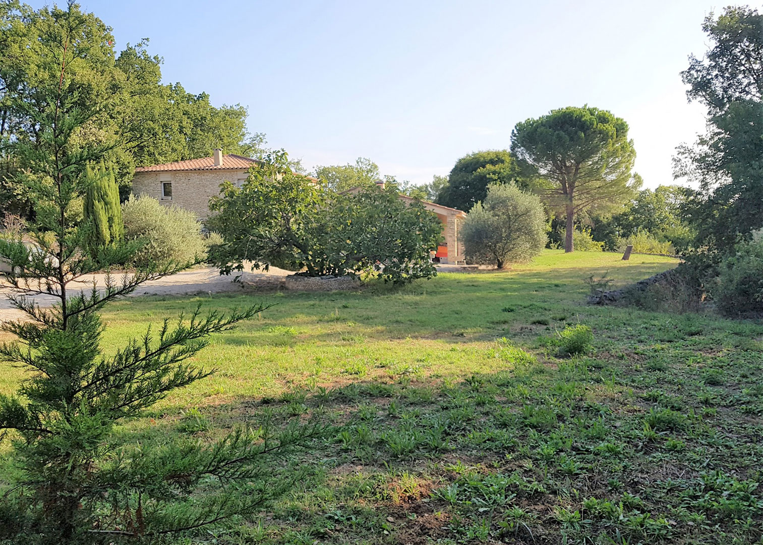 Proche Gordes, maison d'envrion 330 m² sur terrain d'envrion 9000 m²   