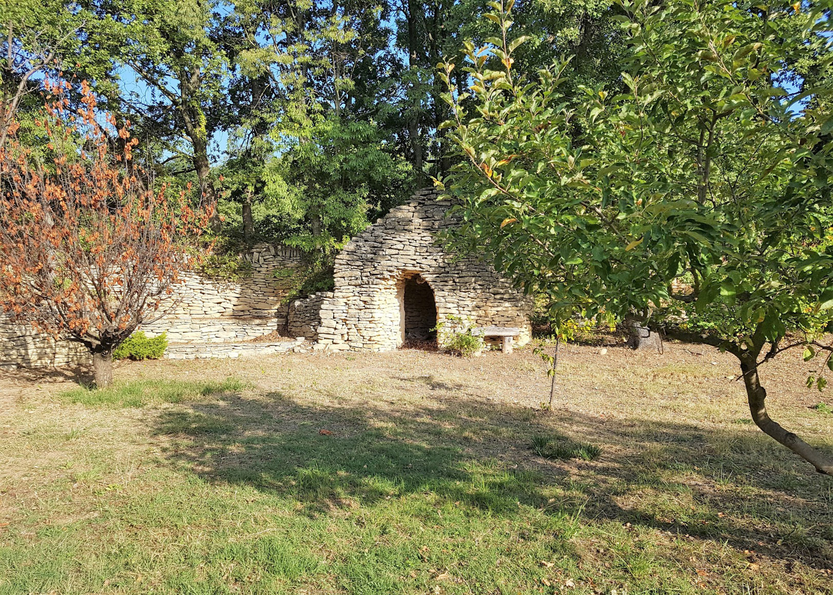 Proche Gordes, maison d'envrion 330 m² sur terrain d'envrion 9000 m²   