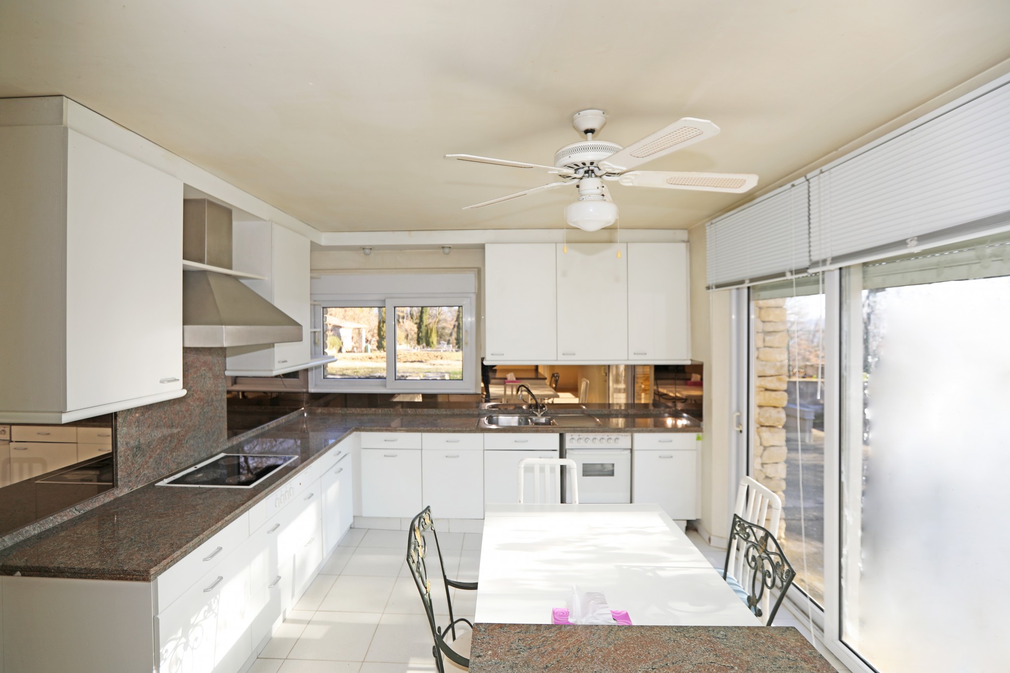 Proche Gordes, maison d'envrion 330 m² sur terrain d'envrion 9000 m²   