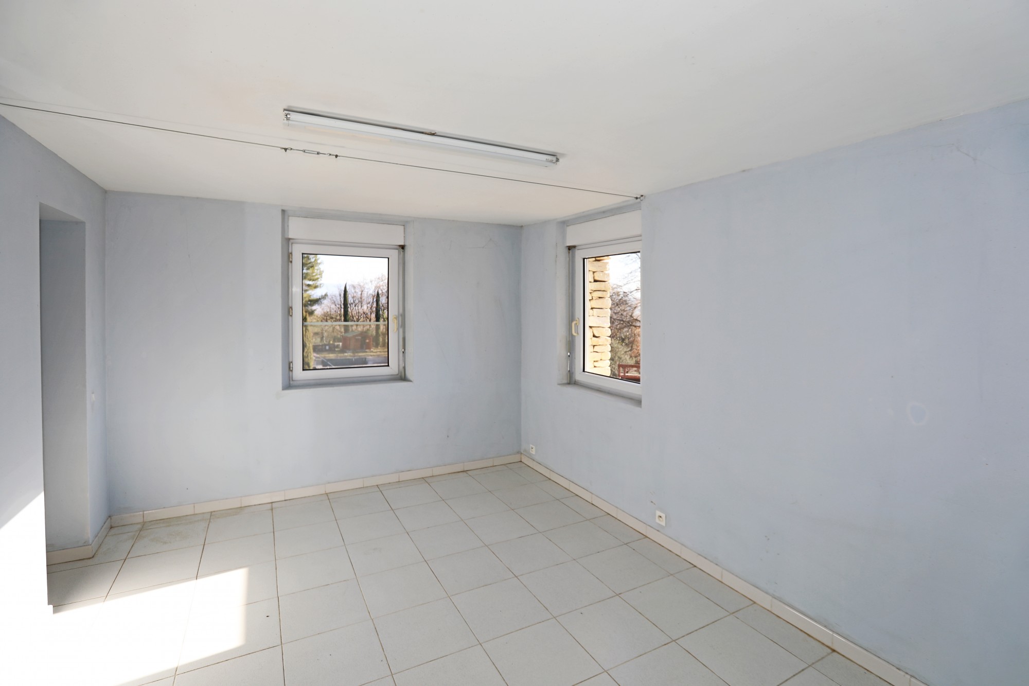 Proche Gordes, maison d'envrion 330 m² sur terrain d'envrion 9000 m²   