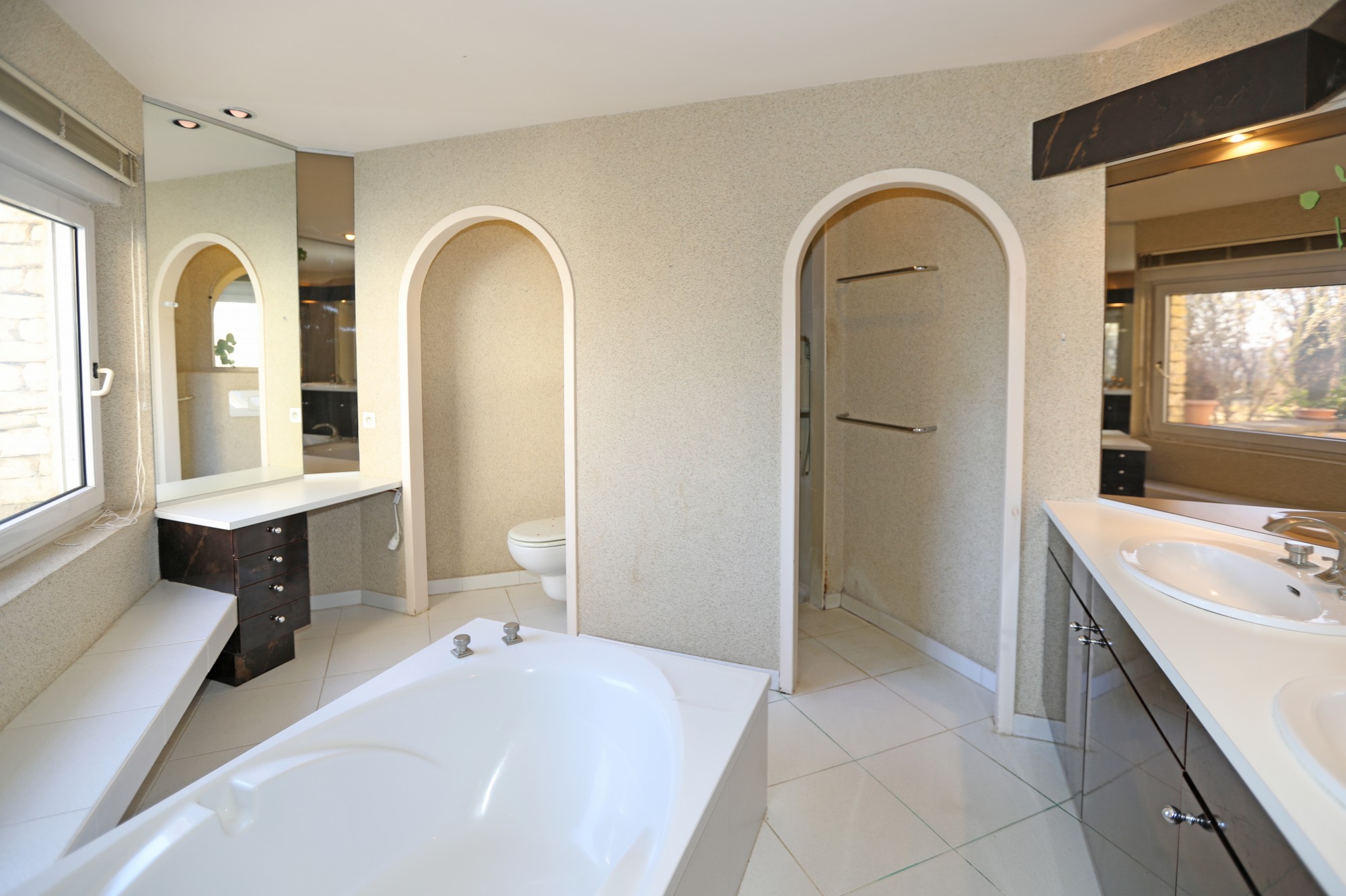Proche Gordes, maison d'envrion 330 m² sur terrain d'envrion 9000 m²   