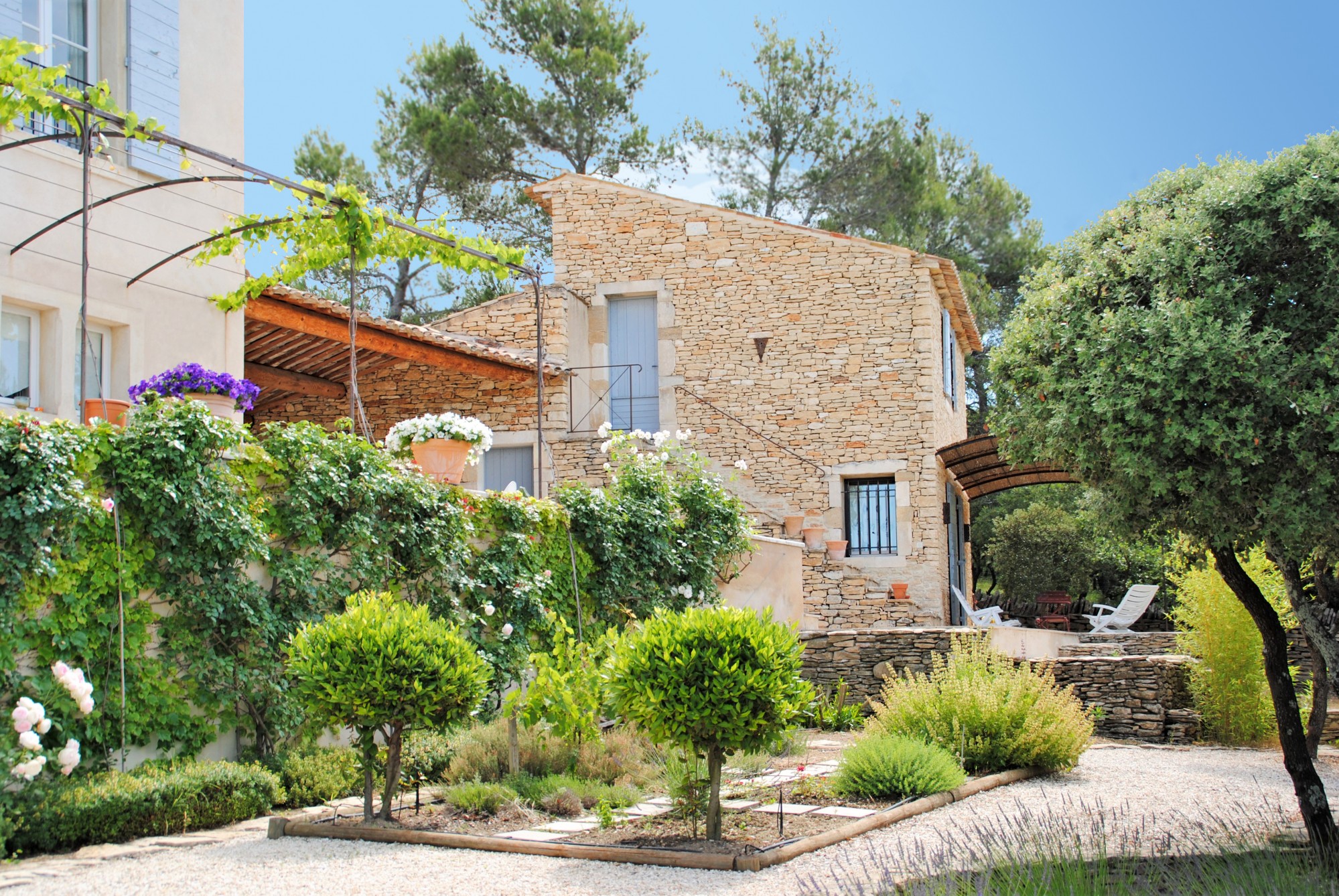 à Goult, belle Bastide avec piscine et dépendances   