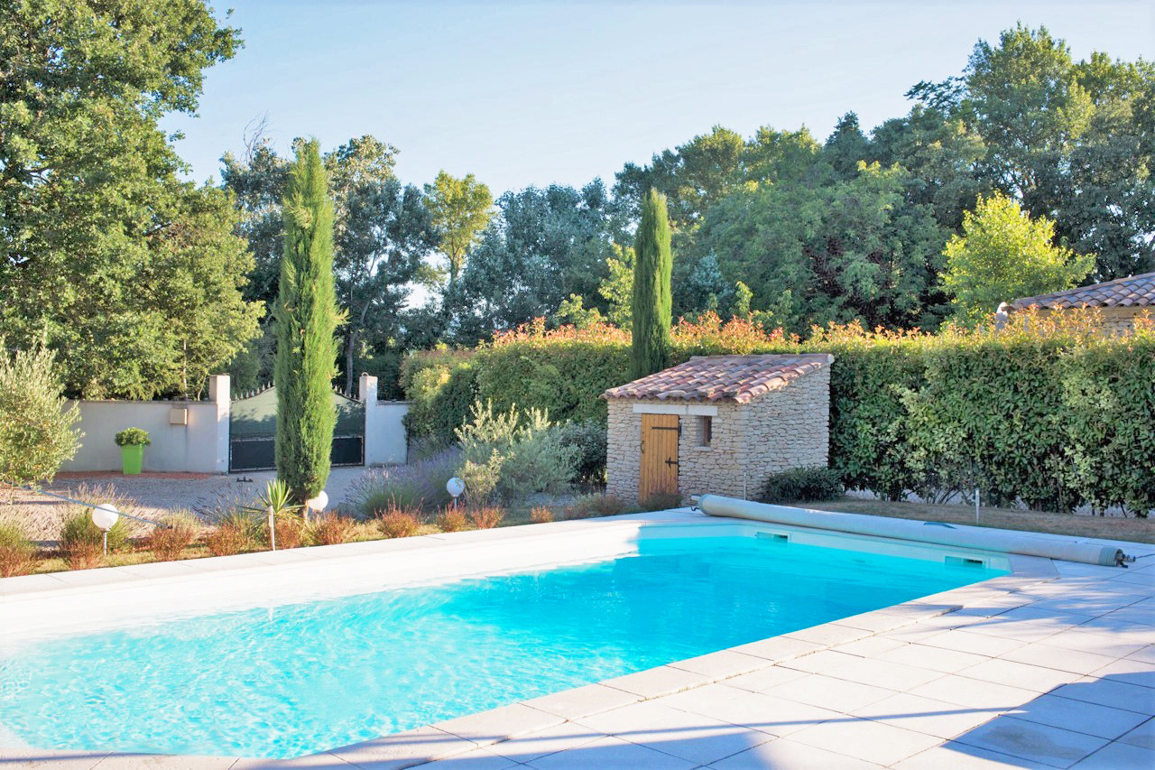 Proche d'un hameau de Gordes, maison en pierres avec piscine   